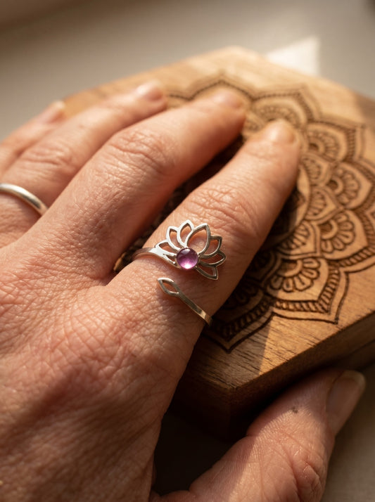 Anillo Ajustable Flor de Loto con Amatista ~ Calma y Equilibrio