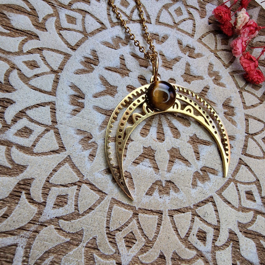 Colgante Luna Invertida con Ojo de Tigre ~ Misticismo y Elegancia