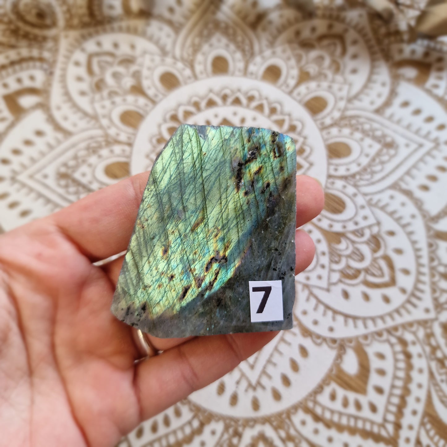 ✨ Labradorita – Pequeños portales de intuición y protección ✨