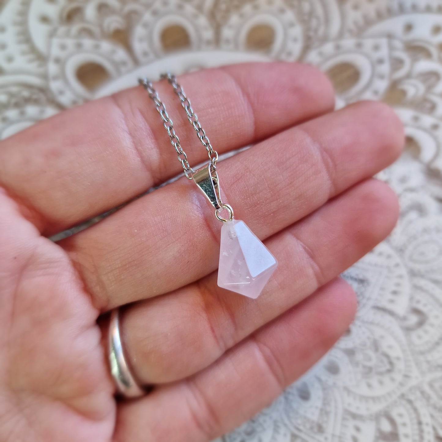 Colgante Punta Cónica de Cuarzo Rosa ~ Amor propio y suavidad emocional 🌸