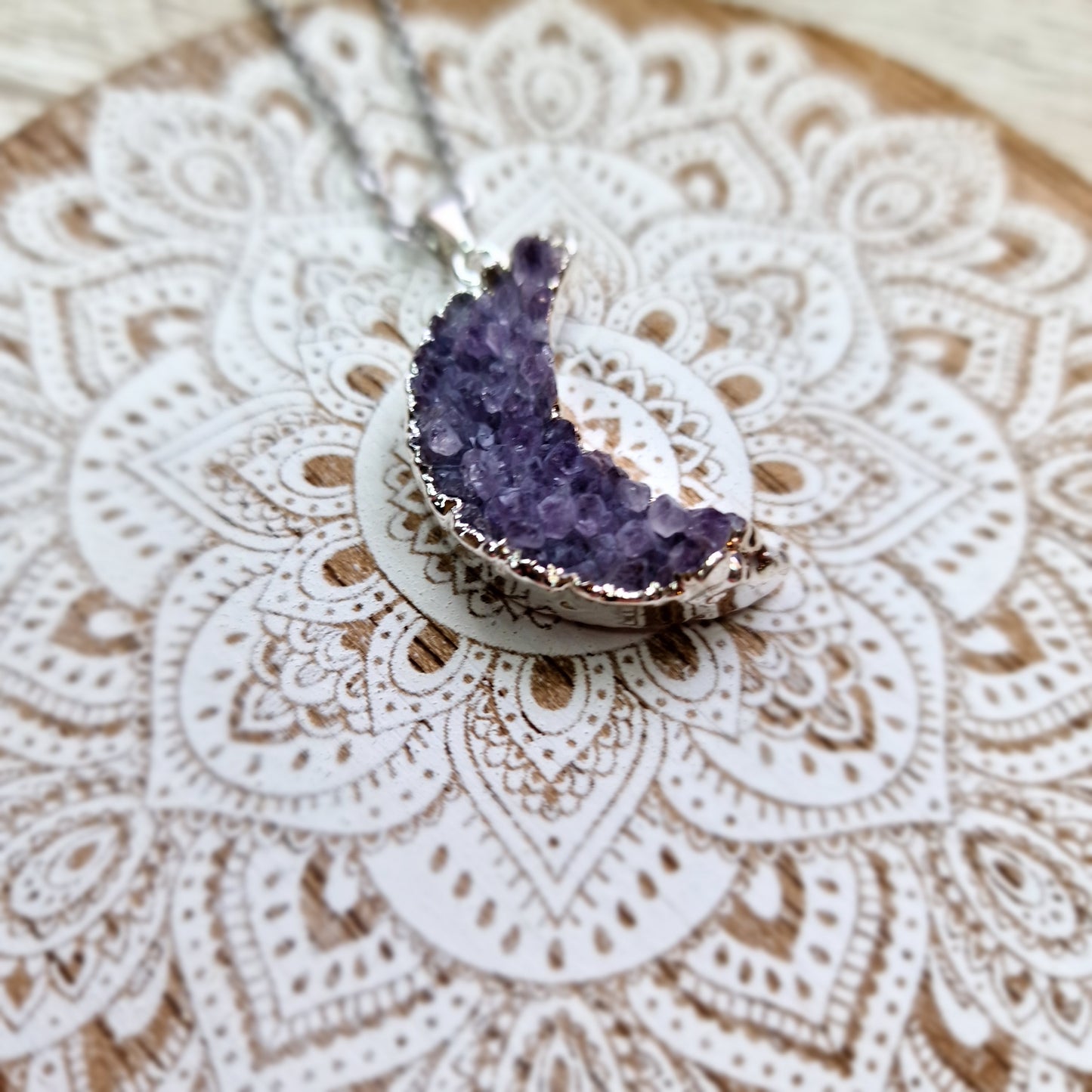 Colgante Luna de Drusa de Amatista – Magia y Energía Natural