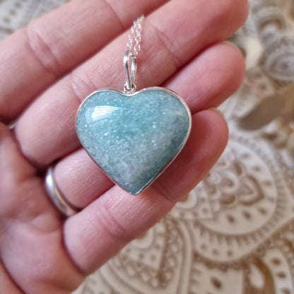 Colgante Fucsita CORAZÓN ~ Renovación y suavidad emocional