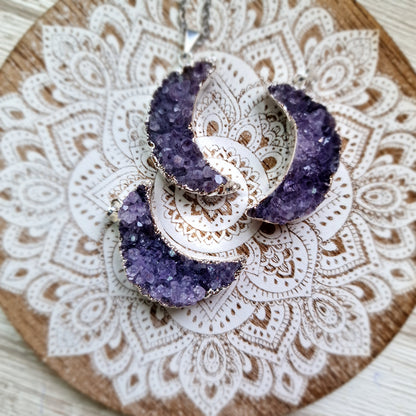 Colgante Luna de Drusa de Amatista – Magia y Energía Natural