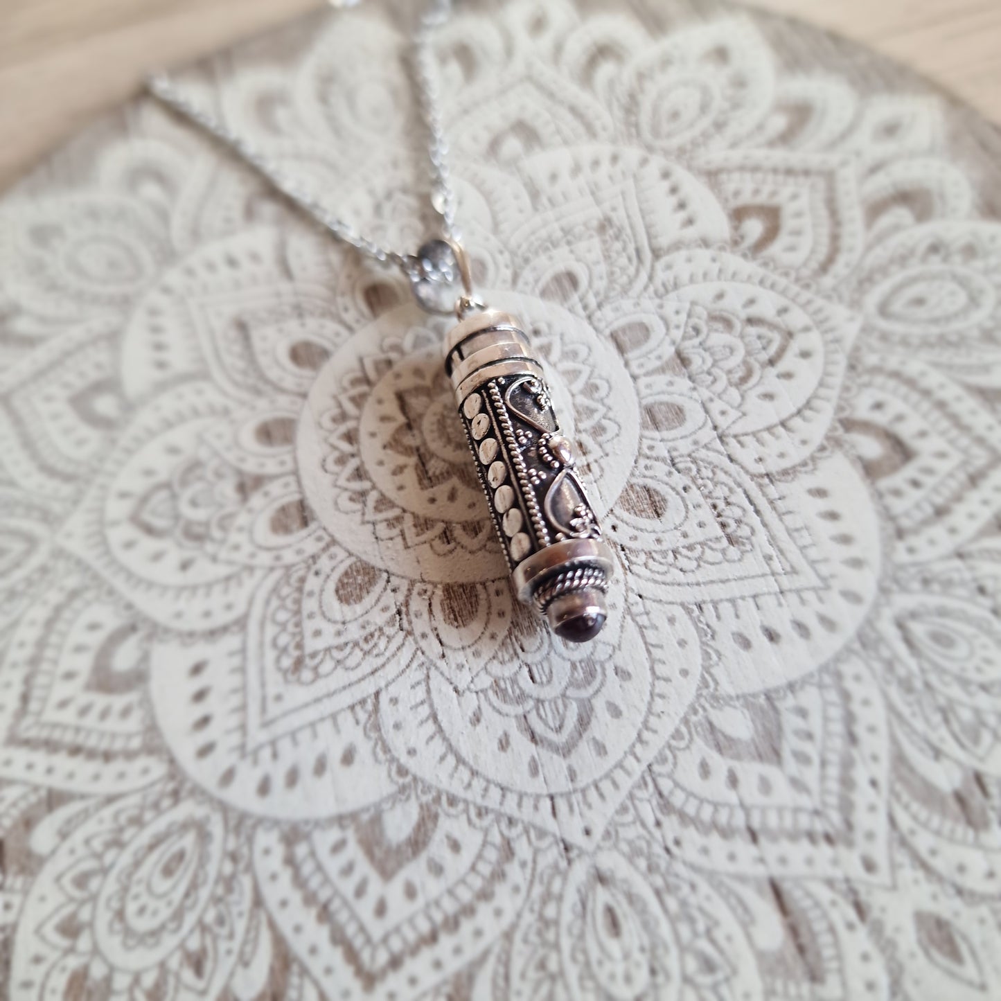 🔮 Colgante Cofre de Plata con cuarzo Herkimer y Pergamino ~ Intención, Energía y Misterio Personal