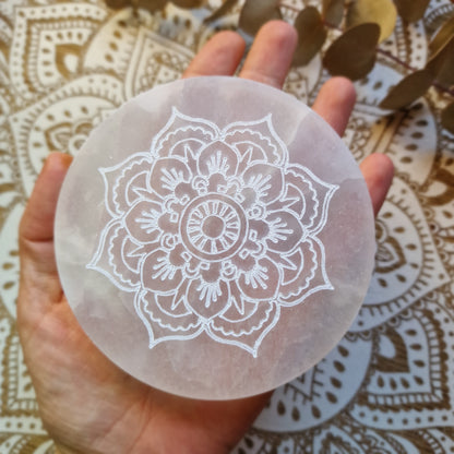 Base de Selenita Redonda ~ Flor Mandala ~ Energía y Armonización (10cm)
