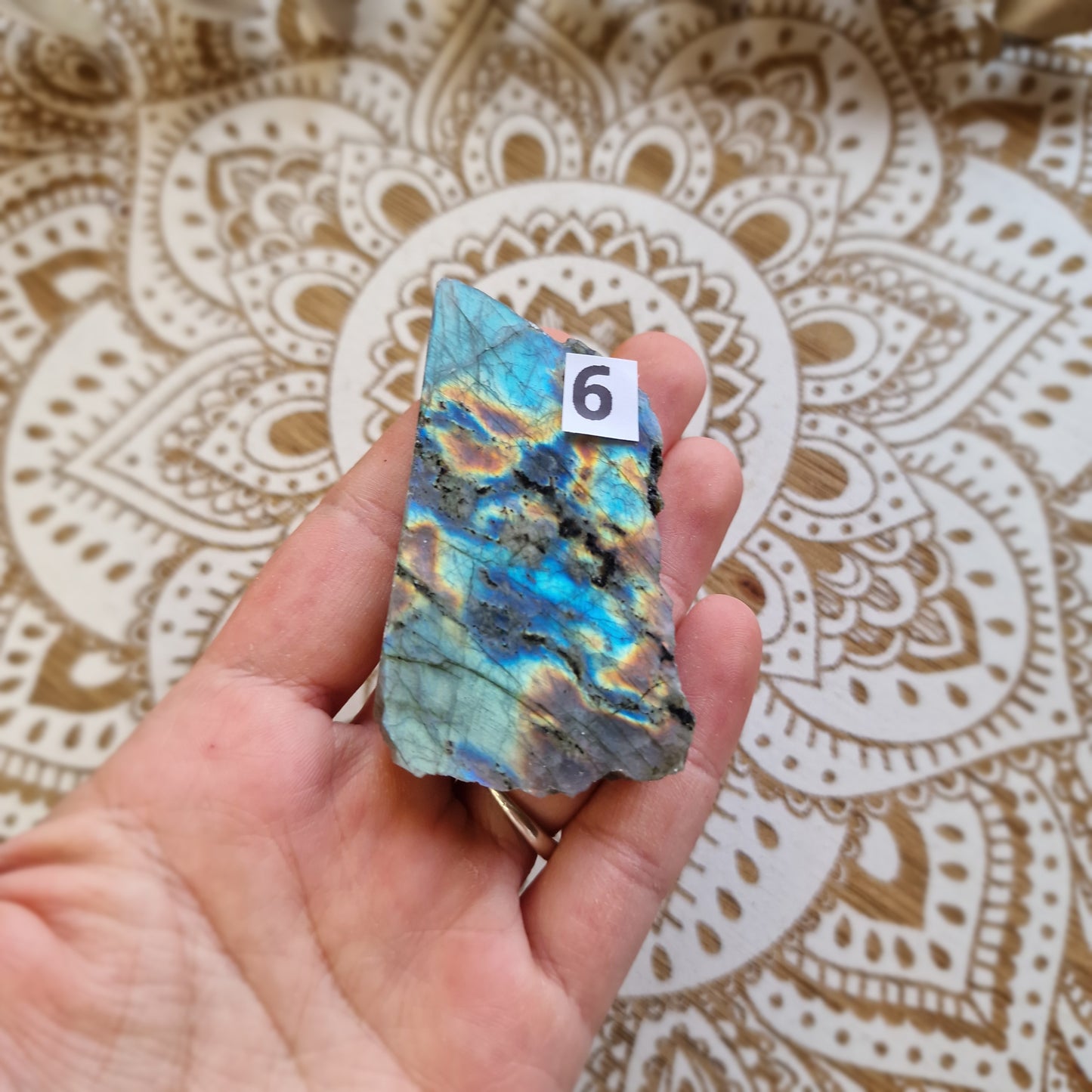 ✨ Labradorita – Pequeños portales de intuición y protección ✨