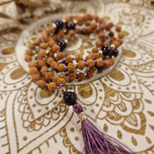 Mala de Rudraksha y Amatista con Borla ~  Calma, Intuición y Protección