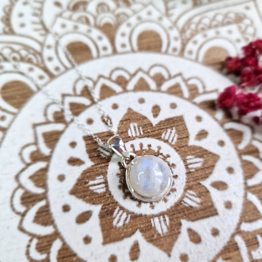Colgante de Plata con Piedra Luna ~ Feminidad y Armonía