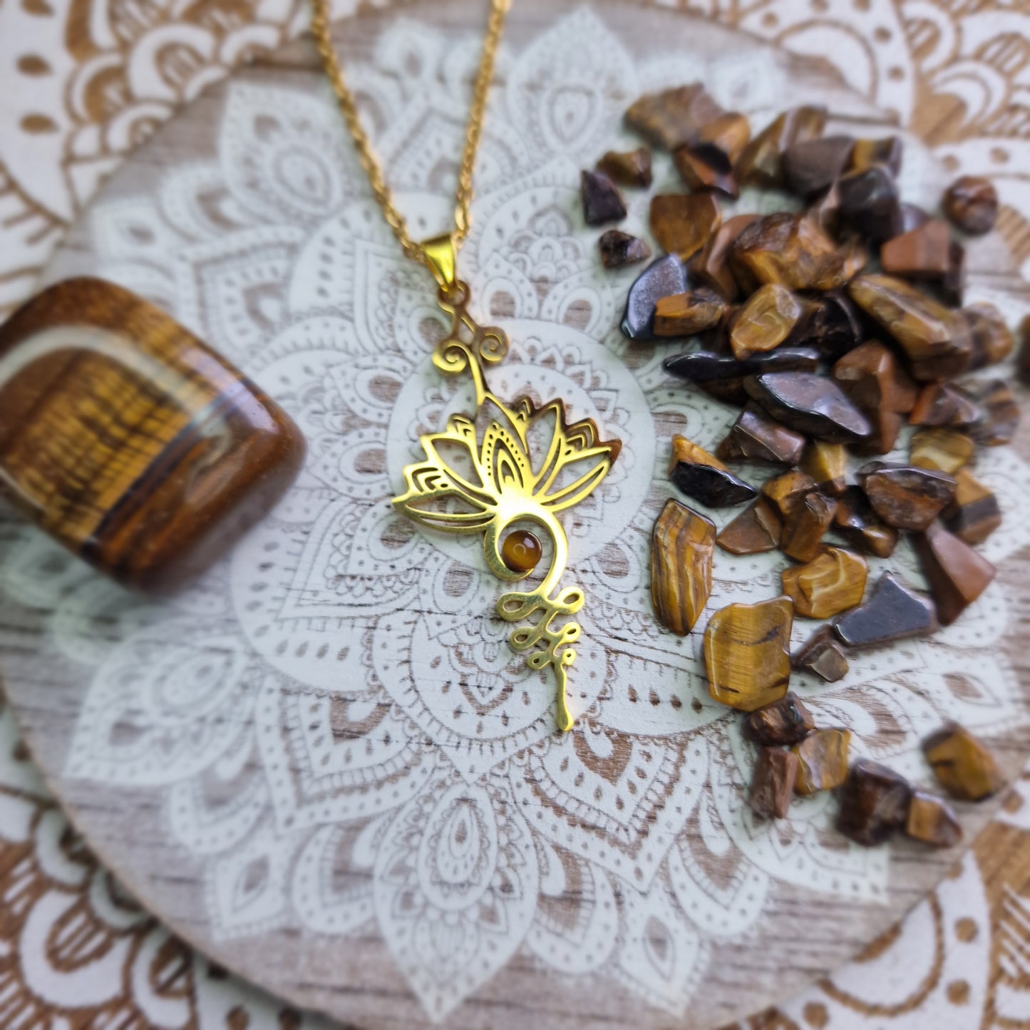 Colgante Dorado Unalome con Ojo de Tigre ~ Fuerza y Protección