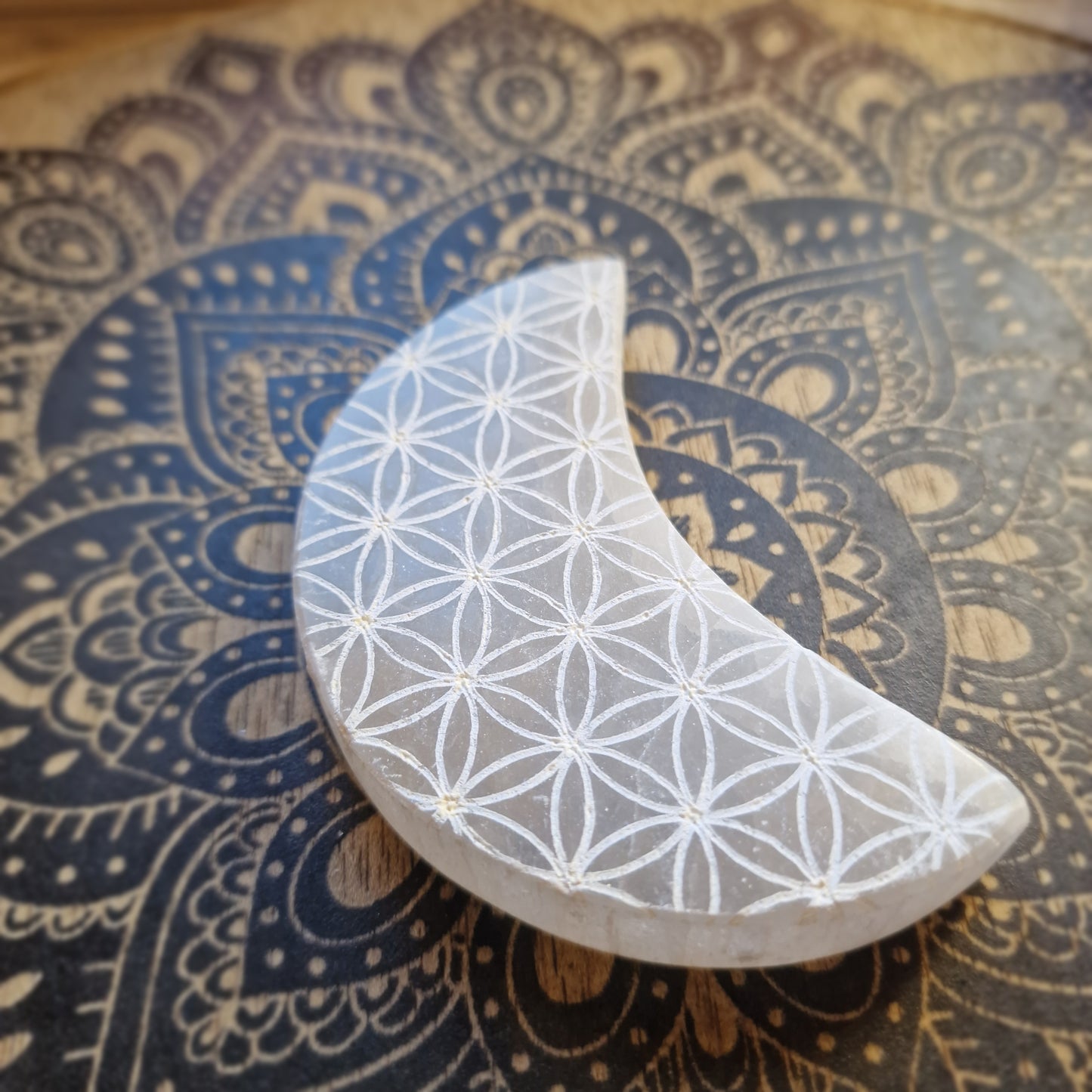 Placa de Selenita Media Luna con Flor de la Vida ~ Luz y purificación energética