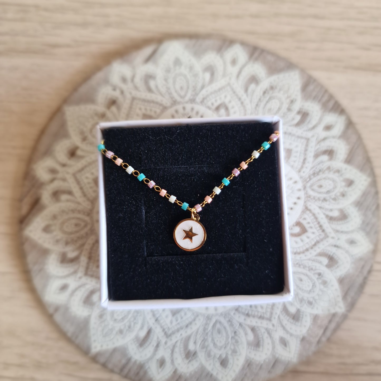 🌟 Gargantilla Dorada con Estrella y Nácar ~ Luz y Alegría en tu Camino