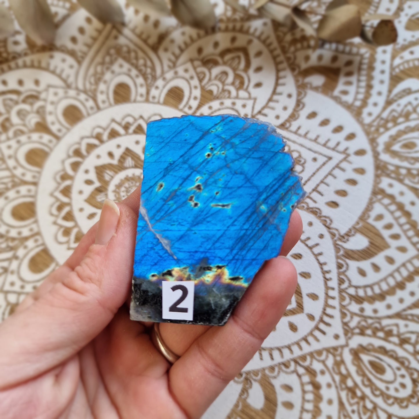 ✨ Labradorita – Pequeños portales de intuición y protección ✨