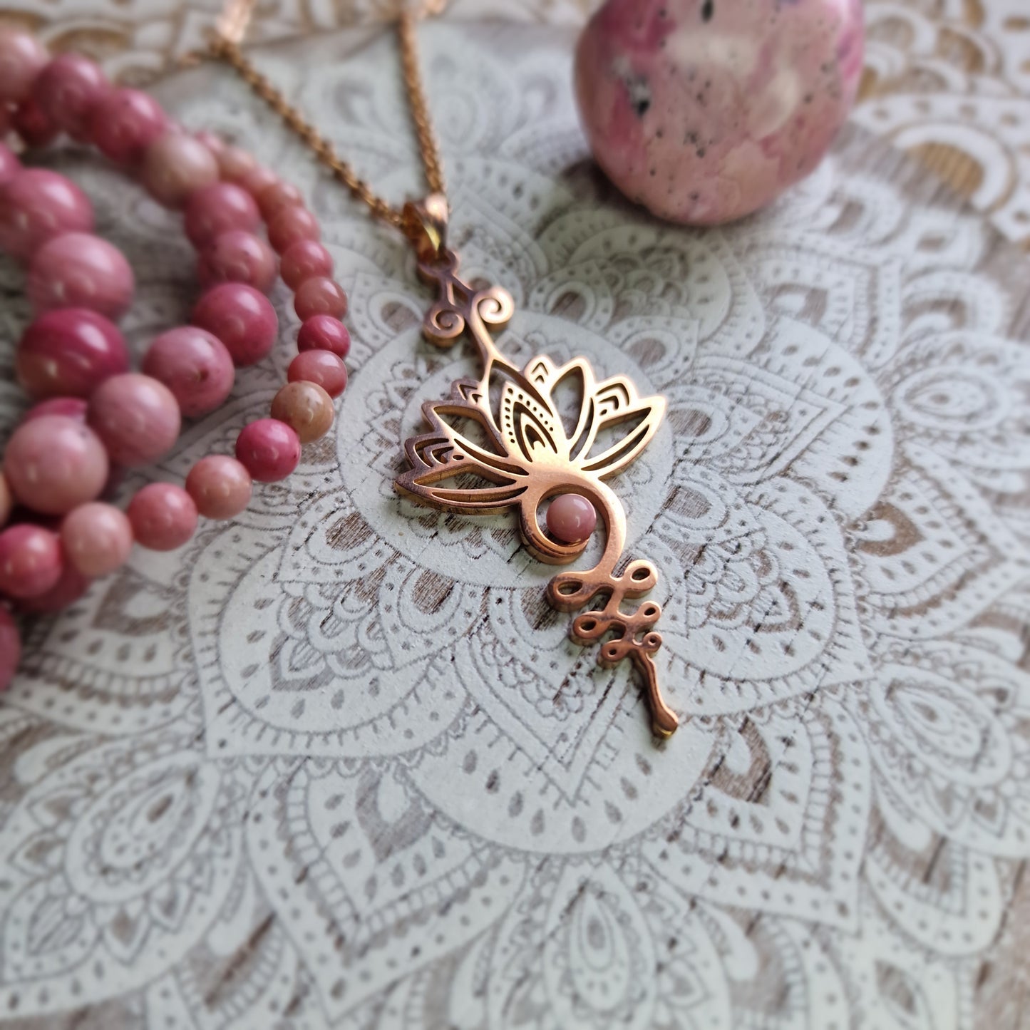 Colgante Acero Rosado Unalome con Rodonita ~ Equilibrio y Crecimiento Emocional