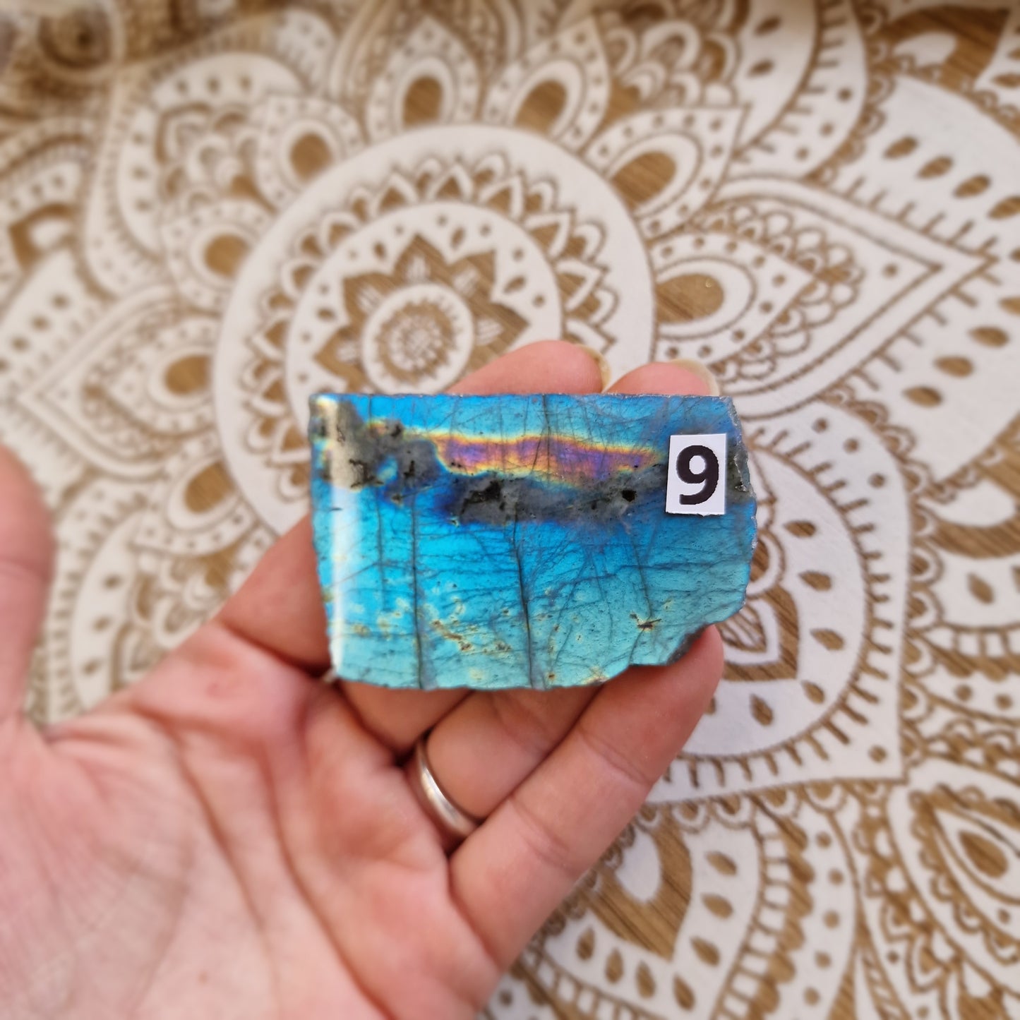 ✨ Labradorita – Pequeños portales de intuición y protección ✨