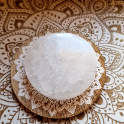 Base de Selenita redonda ~ Limpieza Energética y Calma Interior (8cm)