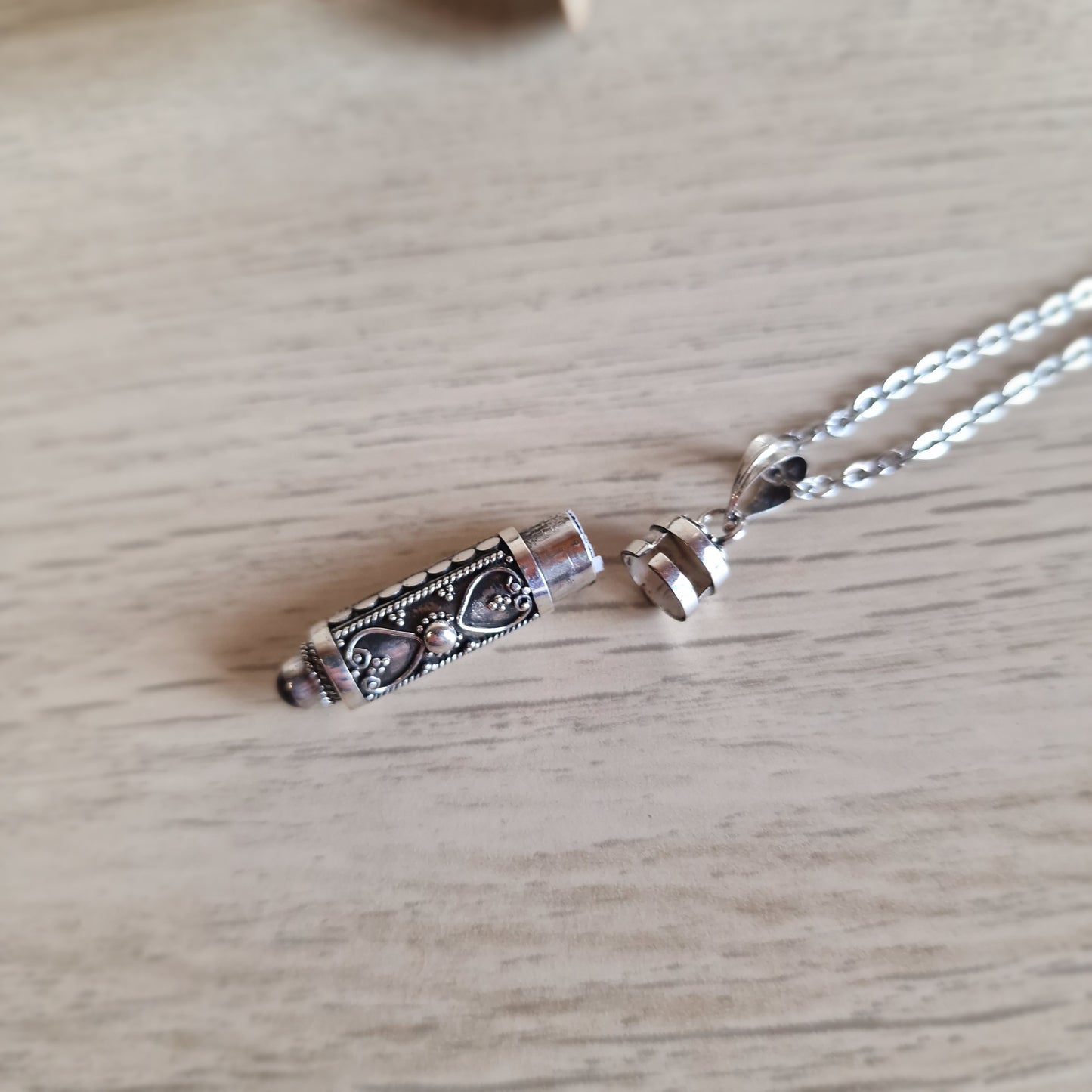 🔮 Colgante Cofre de Plata con cuarzo Herkimer y Pergamino ~ Intención, Energía y Misterio Personal