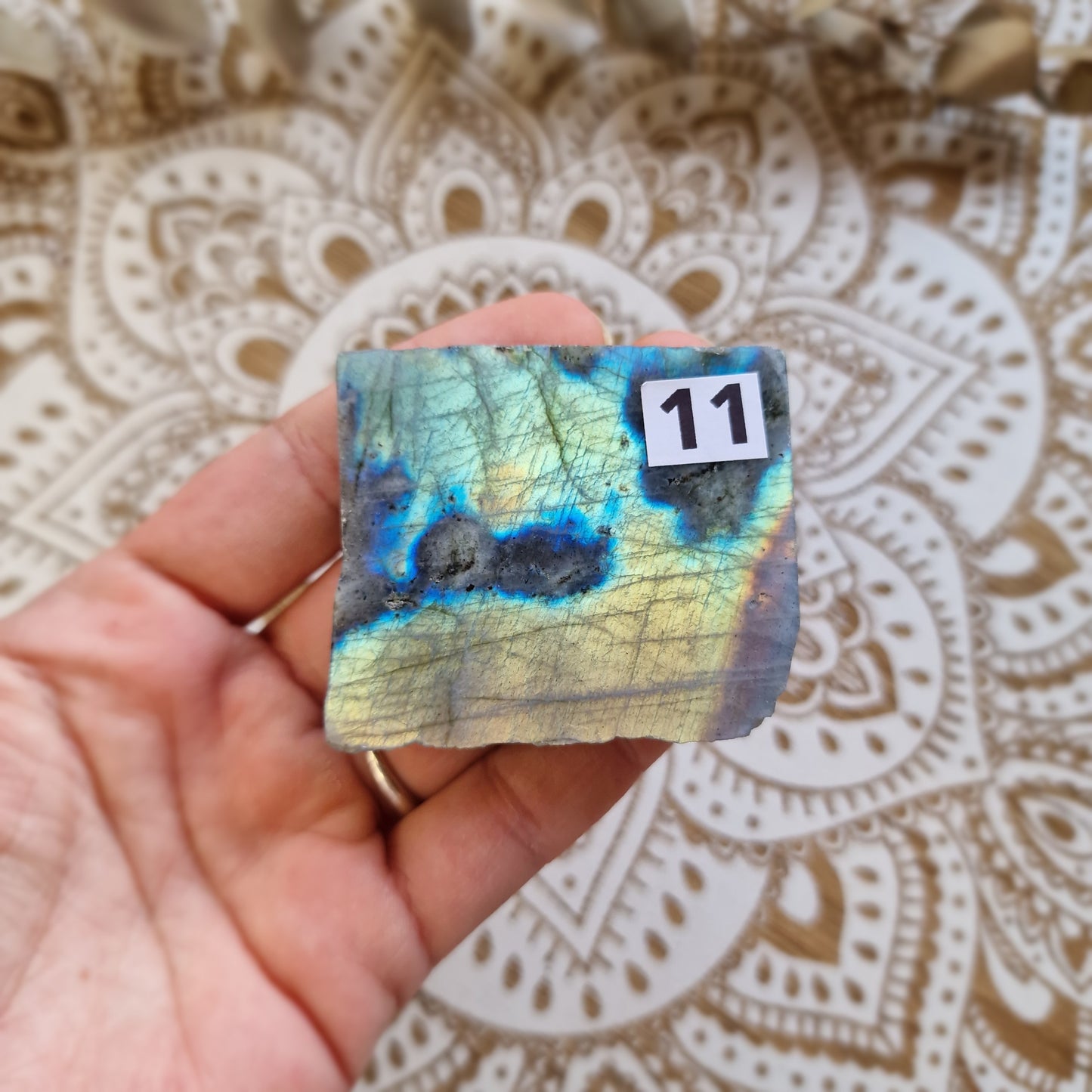 ✨ Labradorita – Pequeños portales de intuición y protección ✨