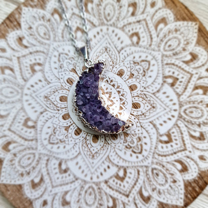 Colgante Luna de Drusa de Amatista – Magia y Energía Natural