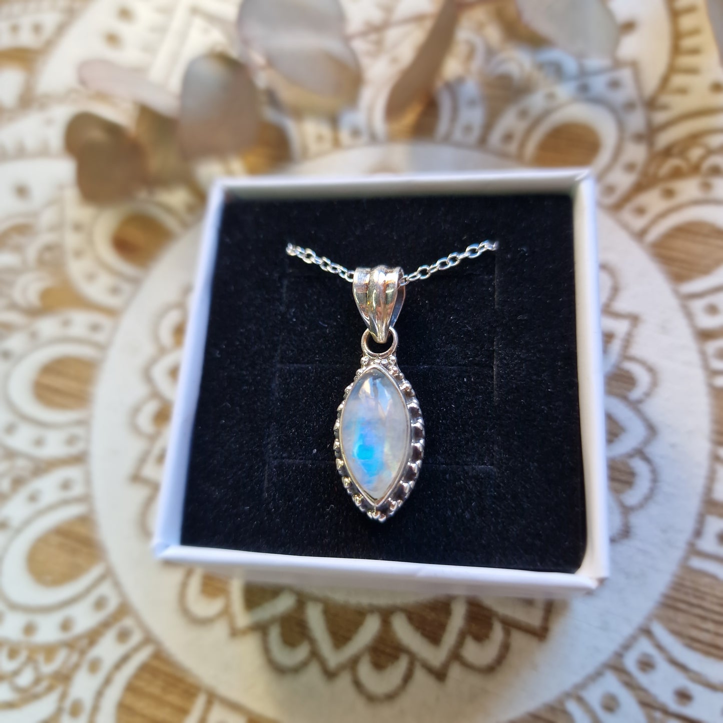 Colgante Ovalado de Piedra Luna en Plata de Ley 925 ~ Luz Interior y Armonía Emocional
