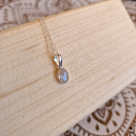 Colgante de Plata de Piedra Luna – Elegancia y Energía Lunar