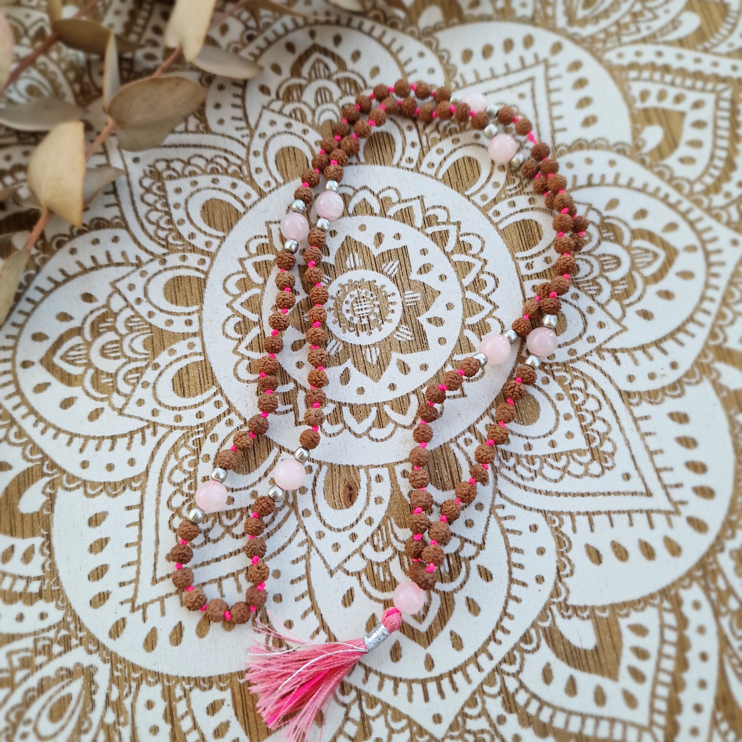 Japa Mala de Rudraksha con Cuarzo Rosa ~ Energía y Meditación