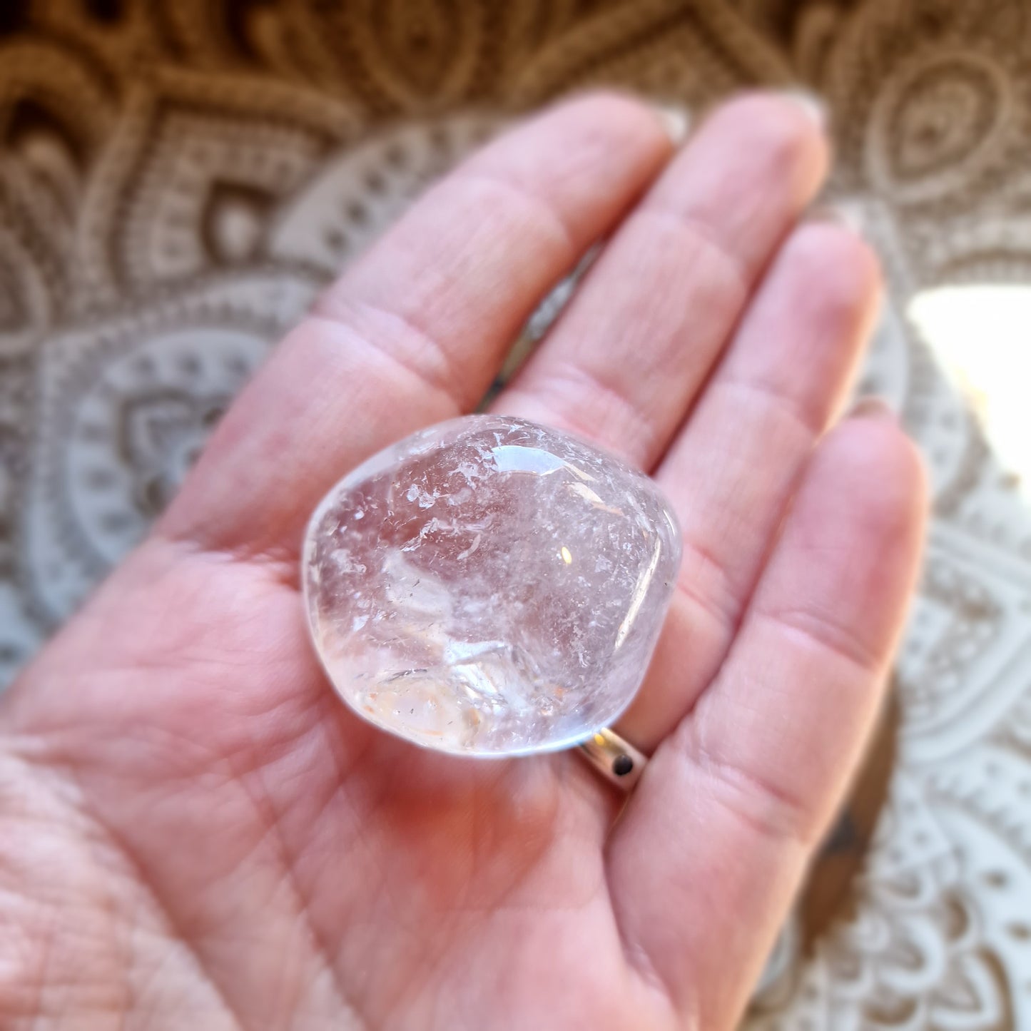 Rodado de Cuarzo Cristal ~ Claridad y Energía Pura