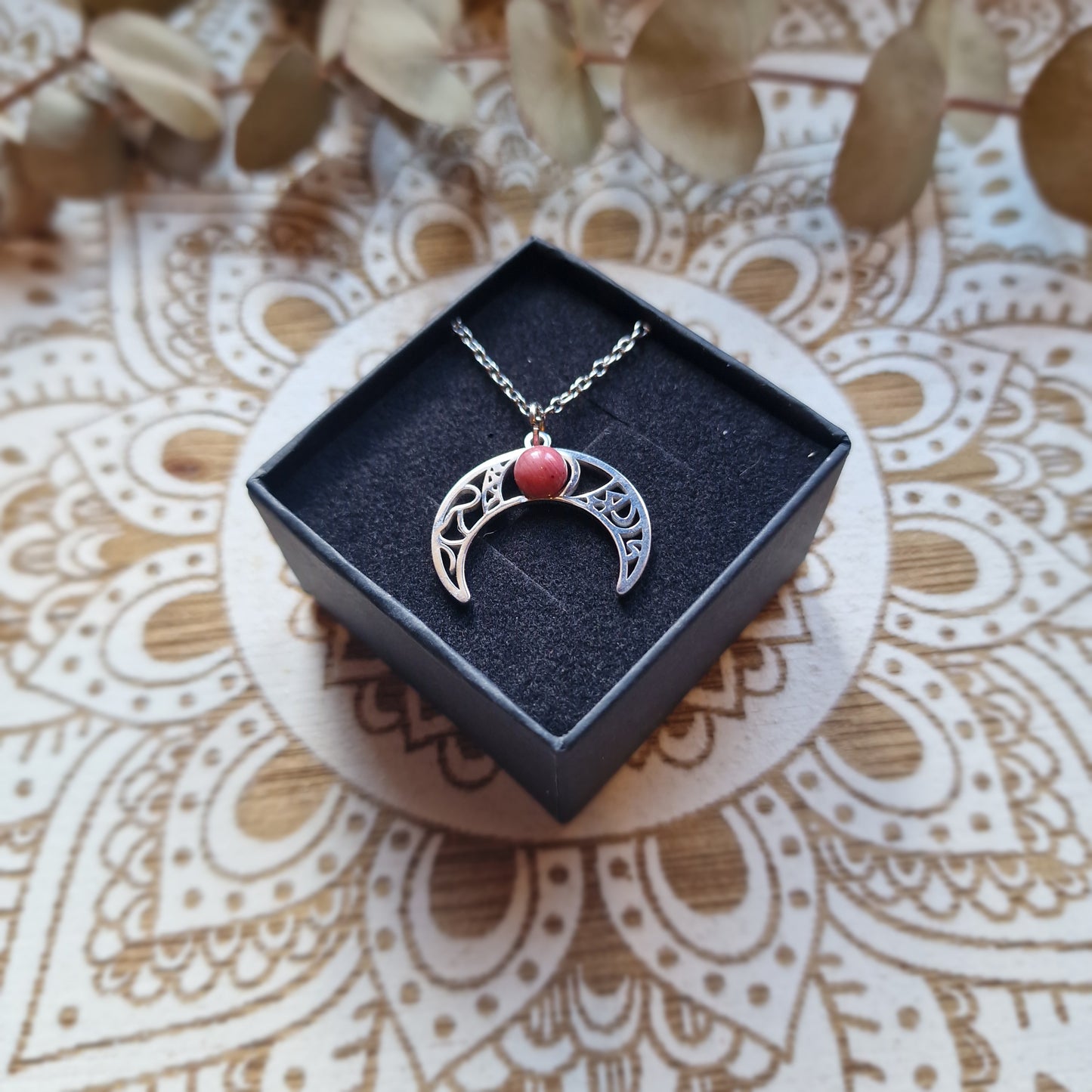 Colgante Luna Invertida con rodonita ~  Amor Propio y Sanación Emocional