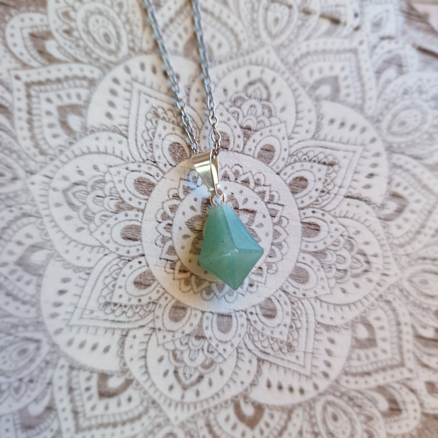 Colgante Punta Cónica de Cuarzo Verde ~ Armonía y equilibrio diario 💚