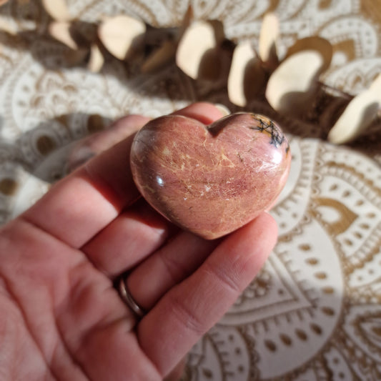Corazón de Rodonita ~ Equilibrio Emocional y Autocompasión