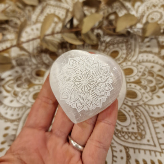 Corazón de Selenita con Mandala Tallado ~ Pureza, Armonía y Luz Interior