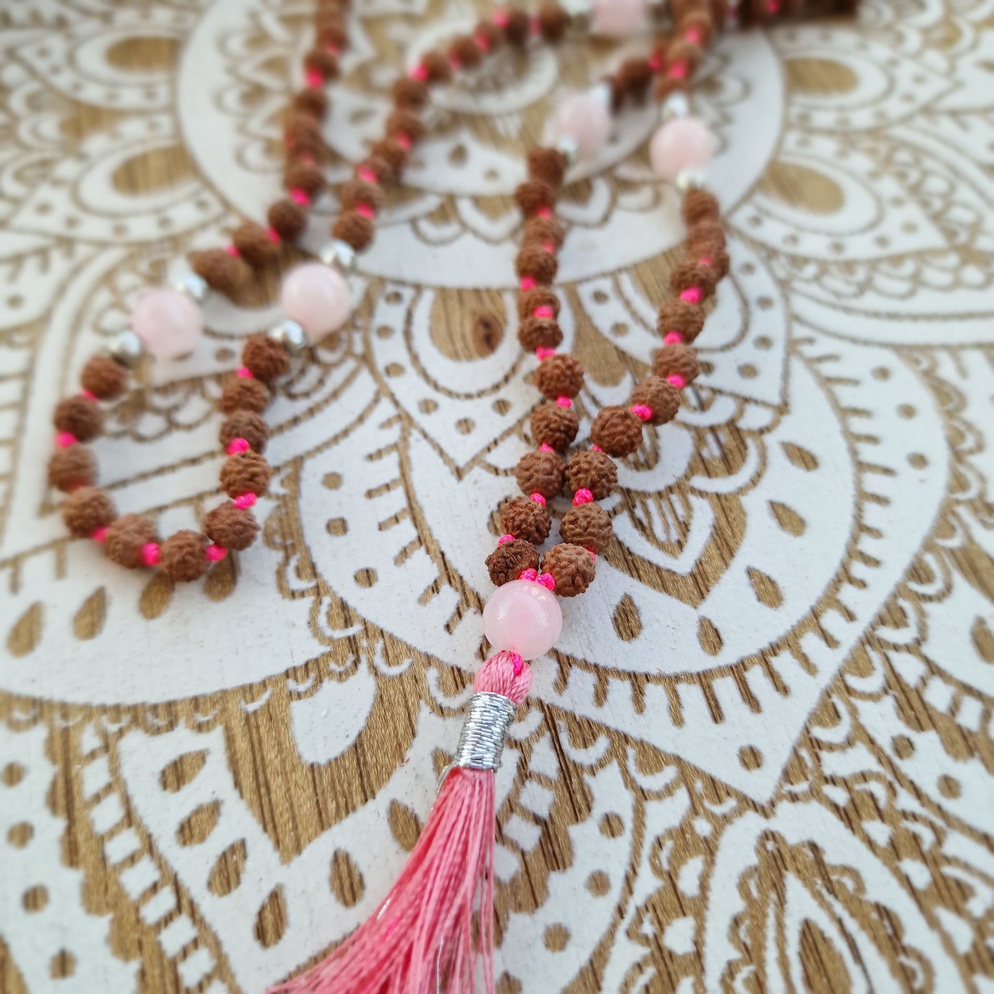 Japa Mala de Rudraksha con Cuarzo Rosa ~ Energía y Meditación