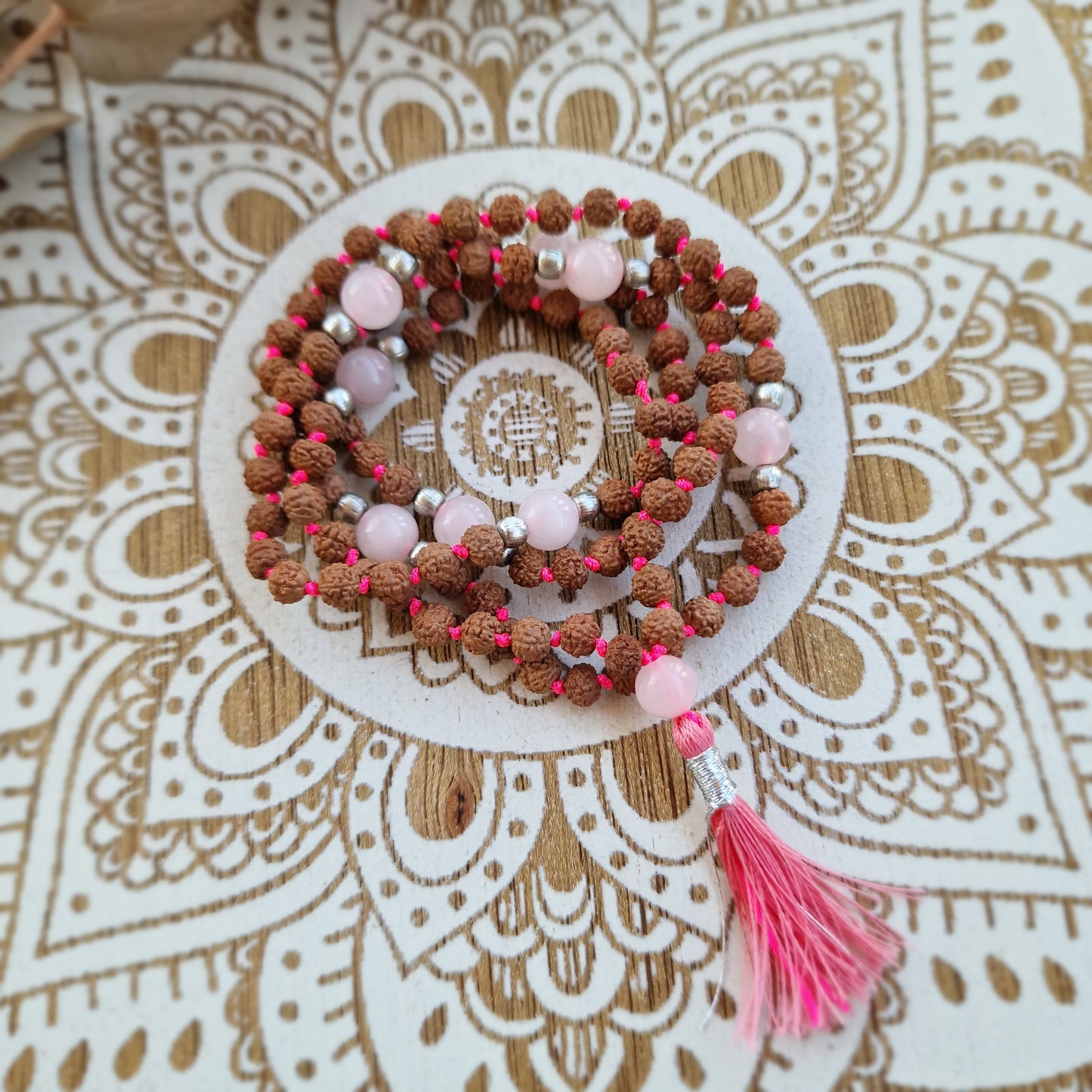 Japa Mala de Rudraksha con Cuarzo Rosa ~ Energía y Meditación