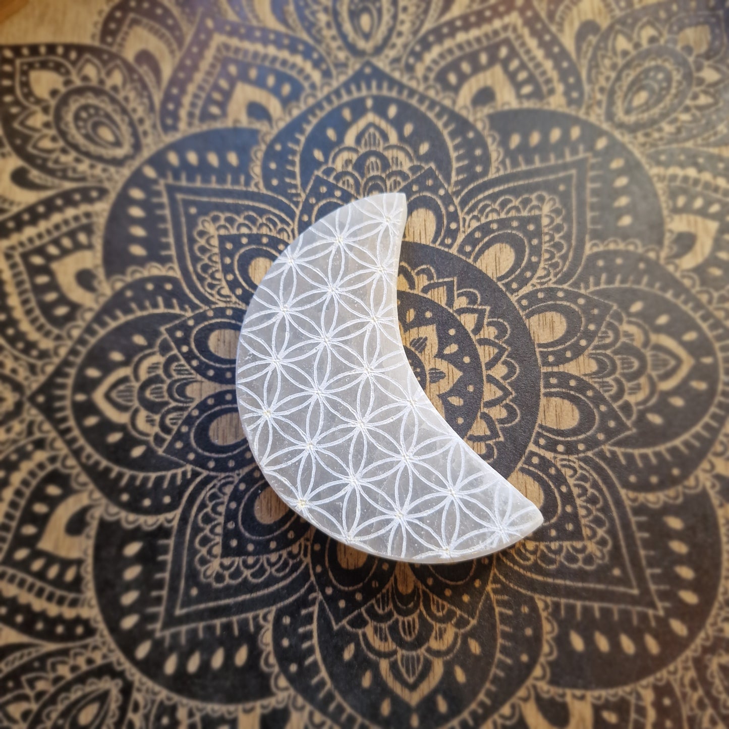 Placa de Selenita Media Luna con Flor de la Vida ~ Luz y purificación energética