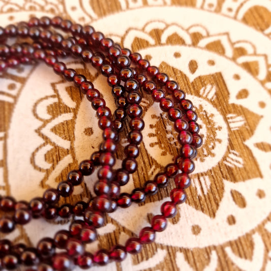 Pulsera de Granate 4 mm – Pasión, Fuerza y Enraizamiento