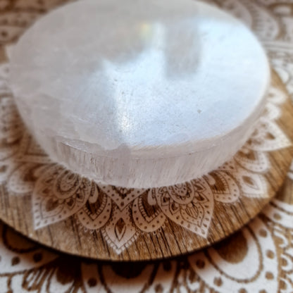 Base de Selenita redonda ~ Limpieza Energética y Calma Interior (8cm)