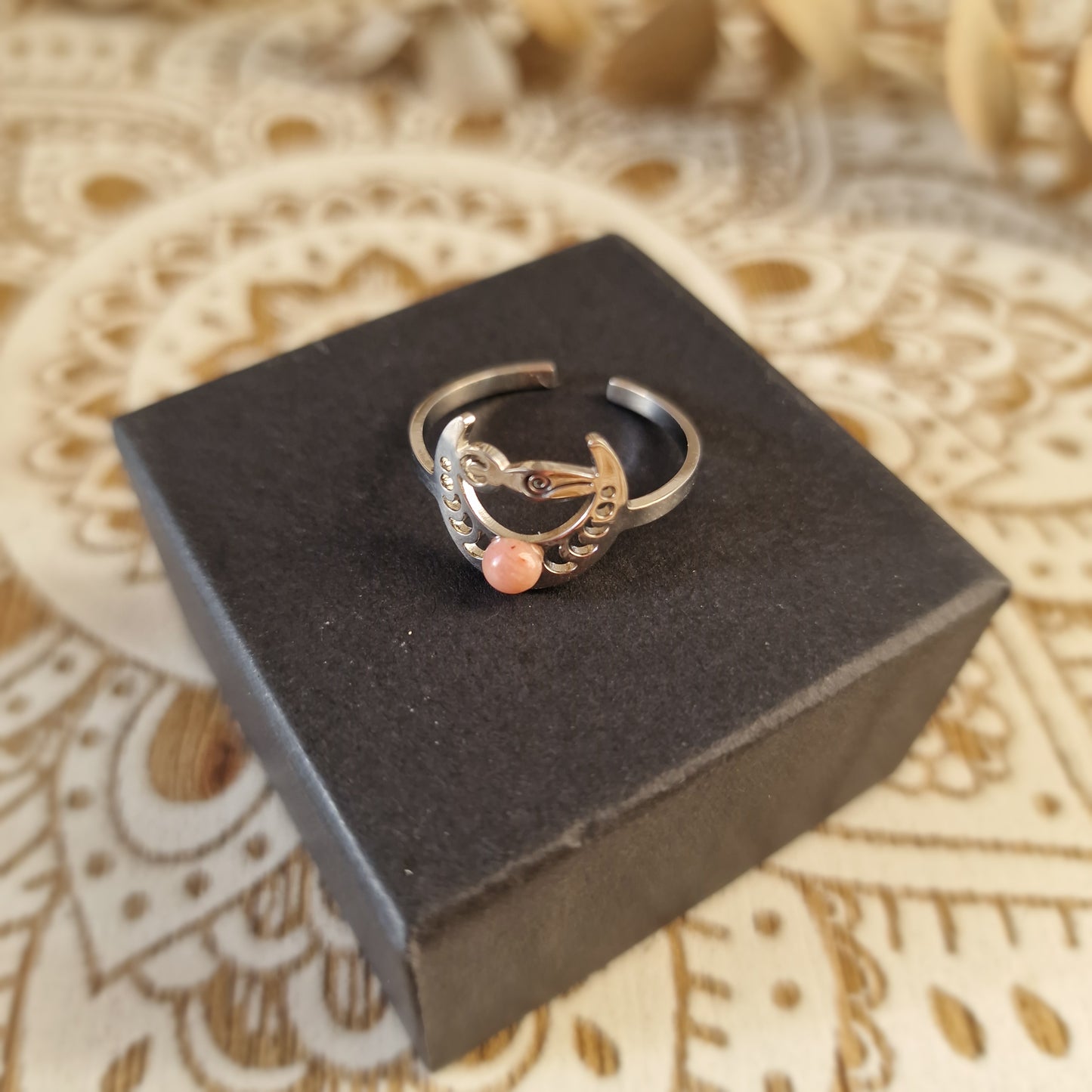 Anillo Ajustable  Luna y Diosa con Rodonita ~ Ciclos, feminidad y equilibrio emocional