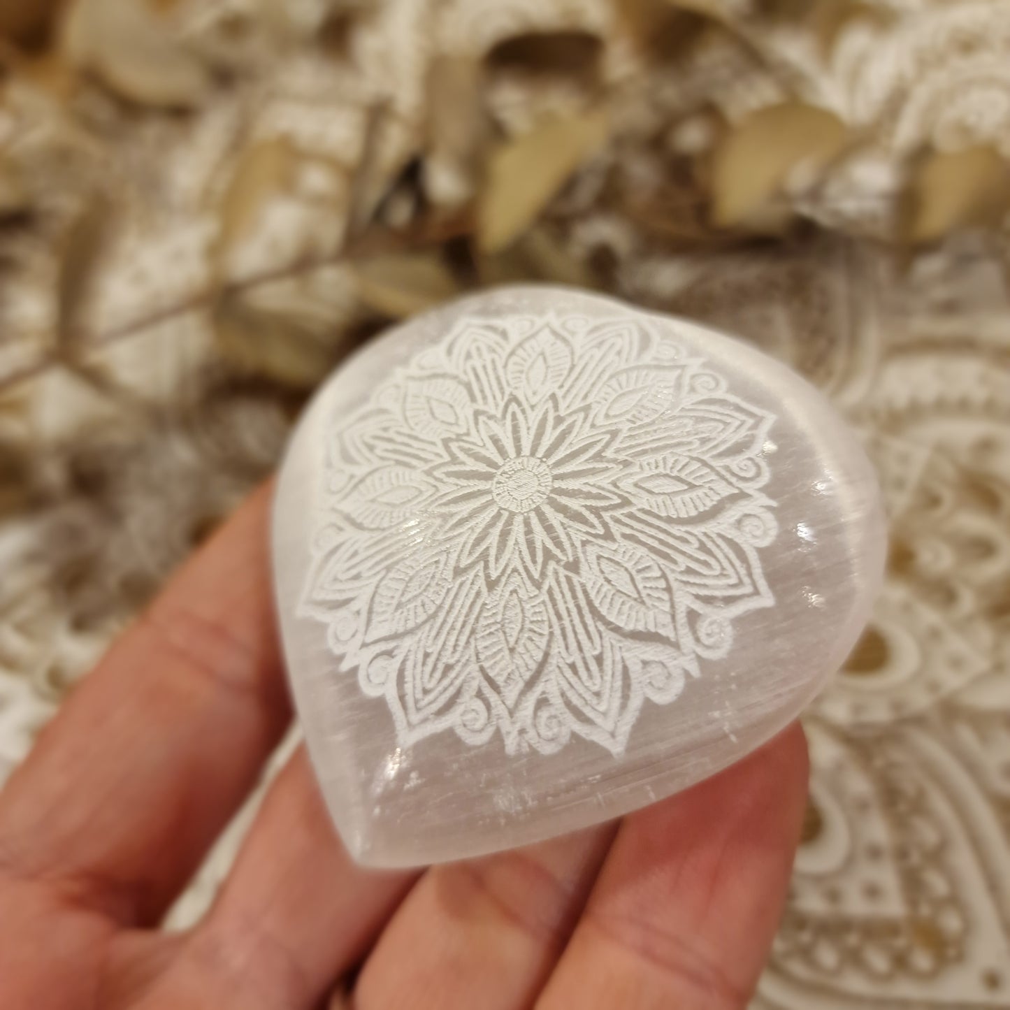 Corazón de Selenita con Mandala Tallado ~ Pureza, Armonía y Luz Interior