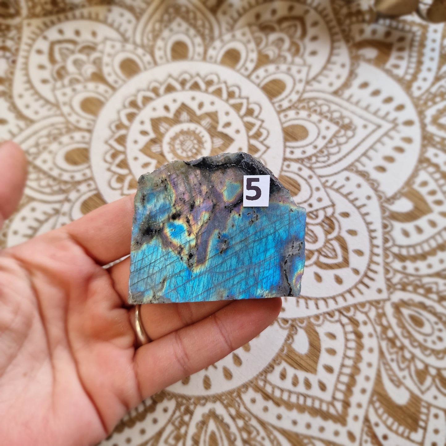 ✨ Labradorita – Pequeños portales de intuición y protección ✨