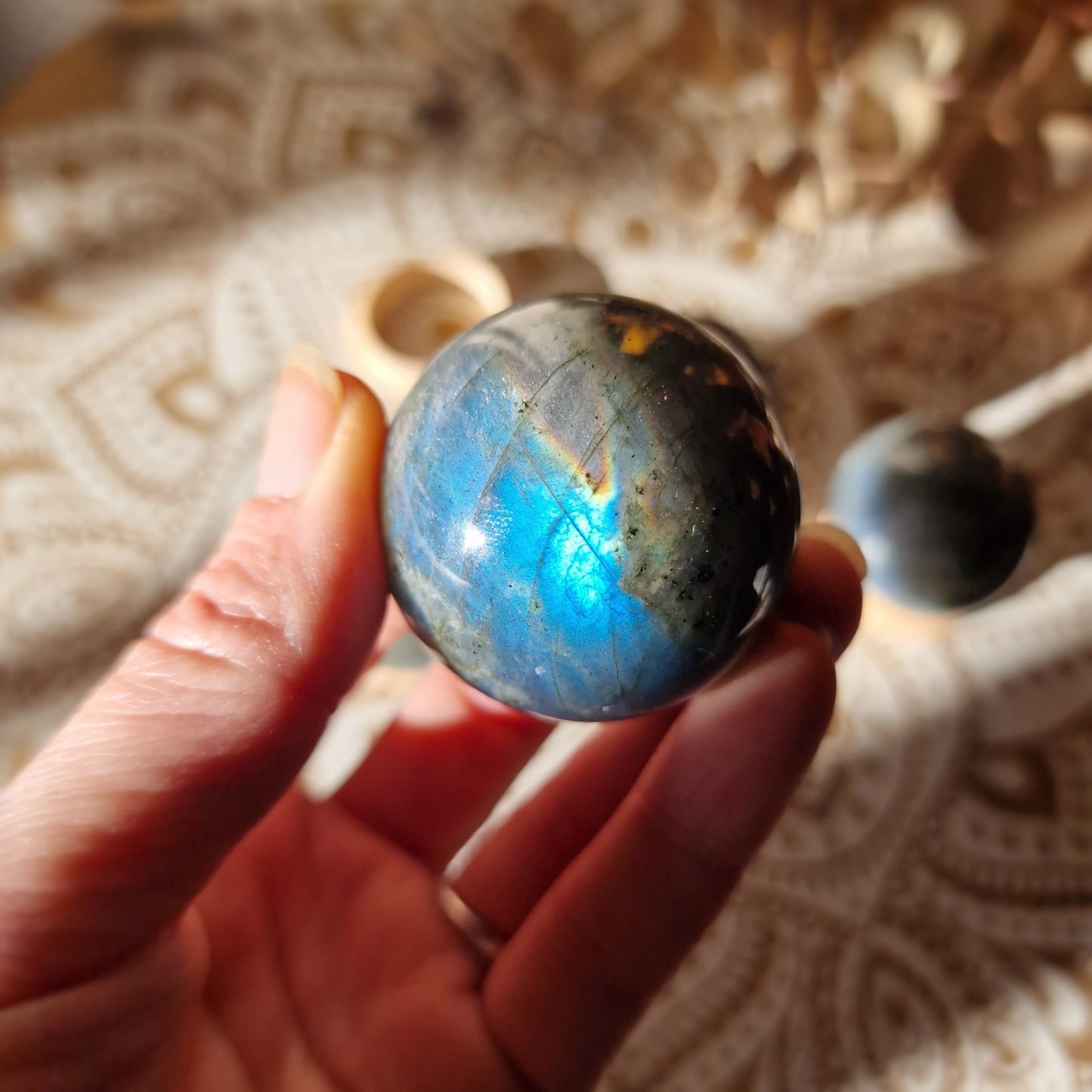 Esfera de Labradorita con Base de Madera ~ Protección y Conexión Interior