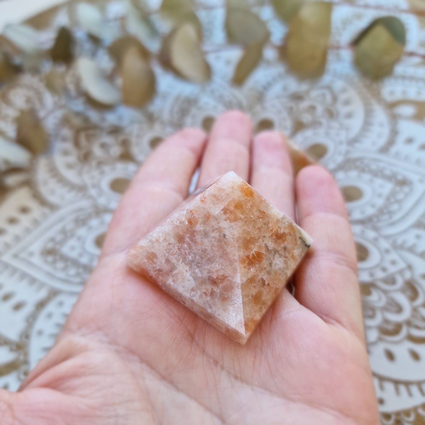 Pirámide de piedra sol ~ pieza única de luz y vitalidad