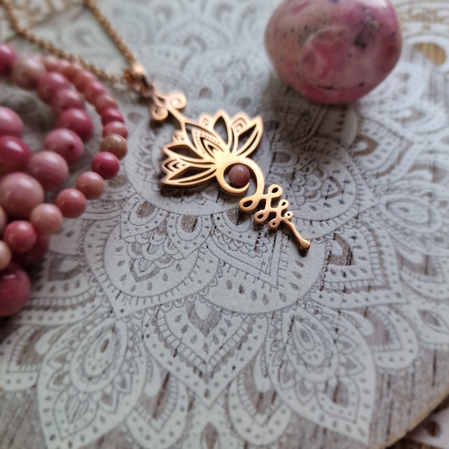 Colgante Acero Rosado Unalome con Rodonita ~ Equilibrio y Crecimiento Emocional