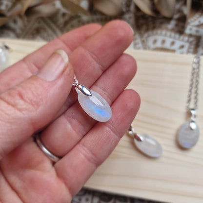 Colgante de Piedra Luna ~ Intuición y Energía Femenina
