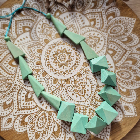 Collar Artesanal de Madera Verde Menta ~ Frescura y calma