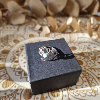 Anillo Ajustable Flor de Loto con Amazonita ~ Calma y simbolismo