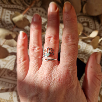Anillo Ajustable Flor de Loto con Amazonita ~ Calma y simbolismo