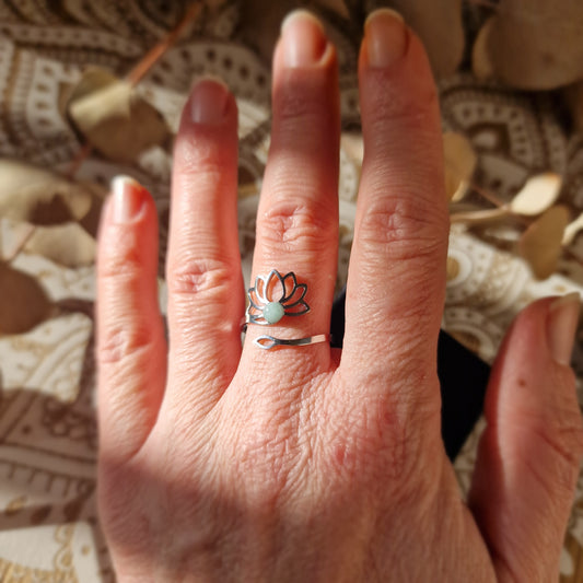 Anillo Ajustable Flor de Loto con Amazonita ~ Calma y simbolismo