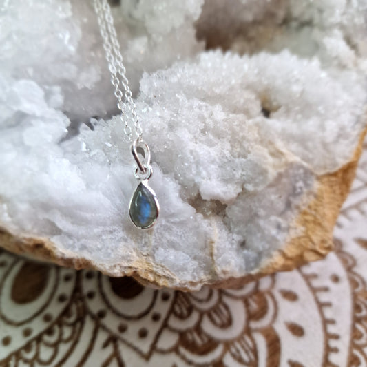 Colgante de Plata Lagrima de Labradorita ~ Elegancia y Energía