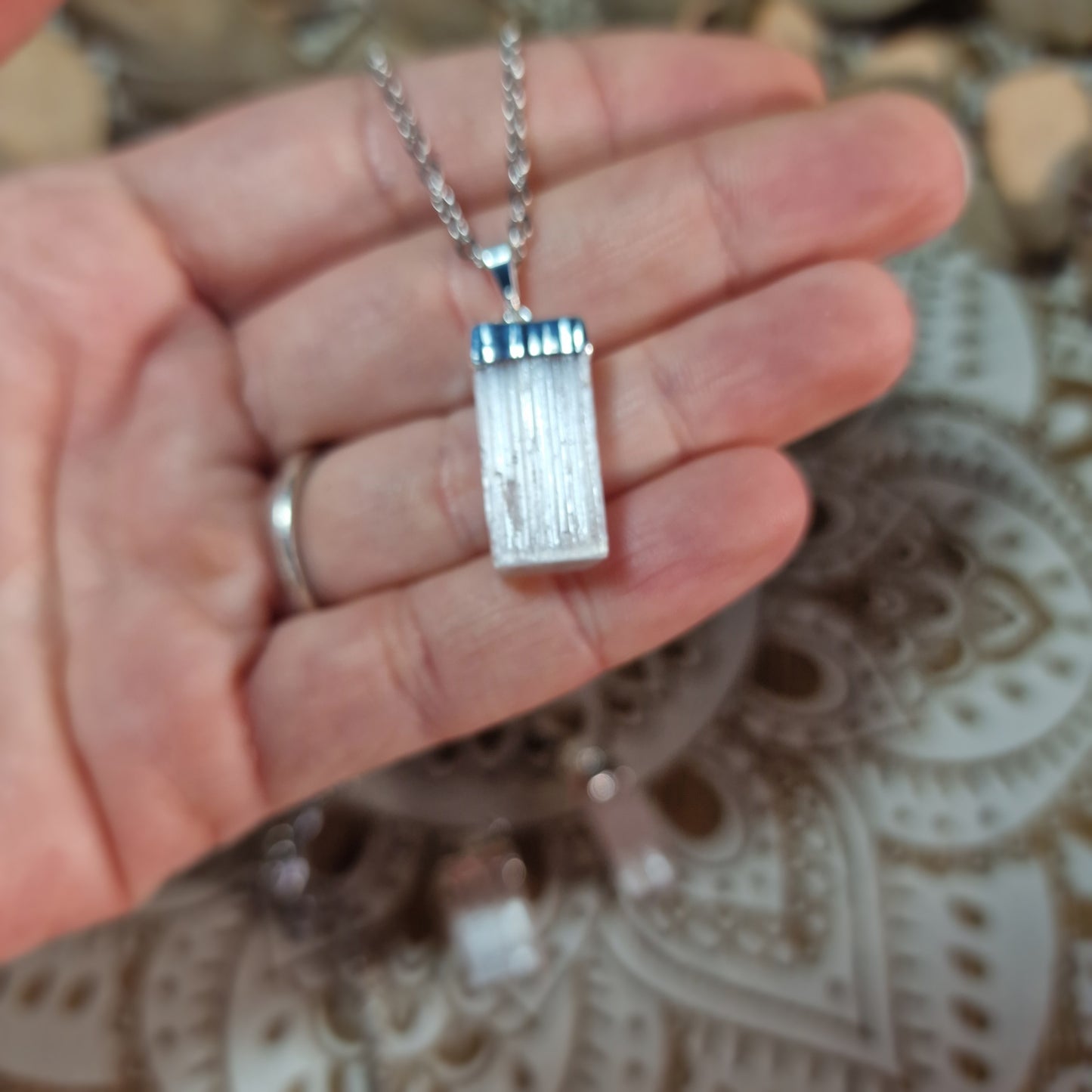 Colgante de Selenita ~ Claridad y Elevación Energética
