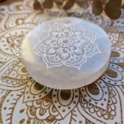 Base de Selenita Redonda ~ Flor Mandala ~ Energía y Armonización (10cm)
