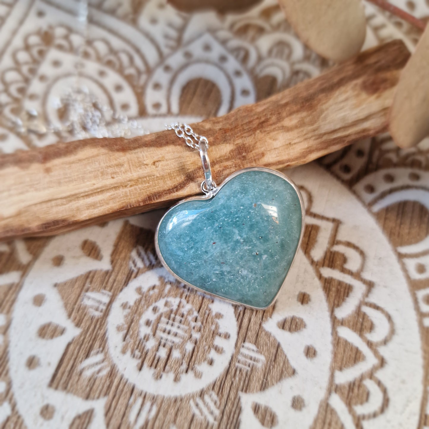 Colgante Fucsita CORAZÓN ~ Renovación y suavidad emocional